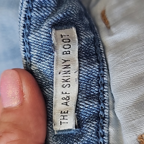 Abercrombie and Fitch light wash distressed jeans skinny boot - Picture 7 of 7